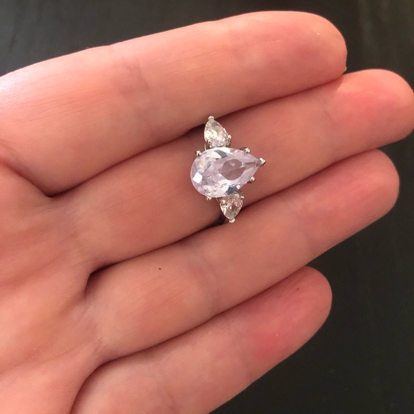 Luxury Ring Sz 8 - Picture 6 of 8